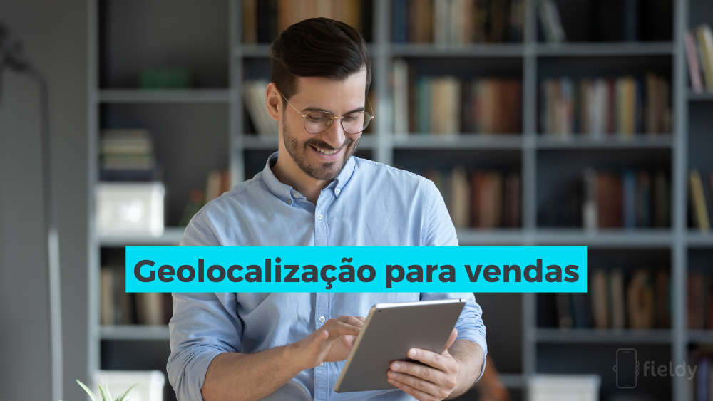 Homem realizando venda com tablet.